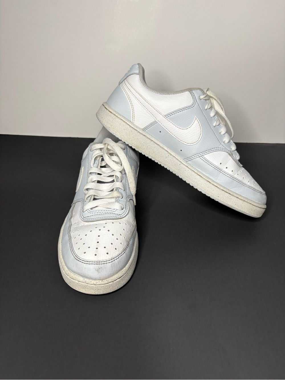 Get that iconic '80s classic basketball style with everyday comfort.